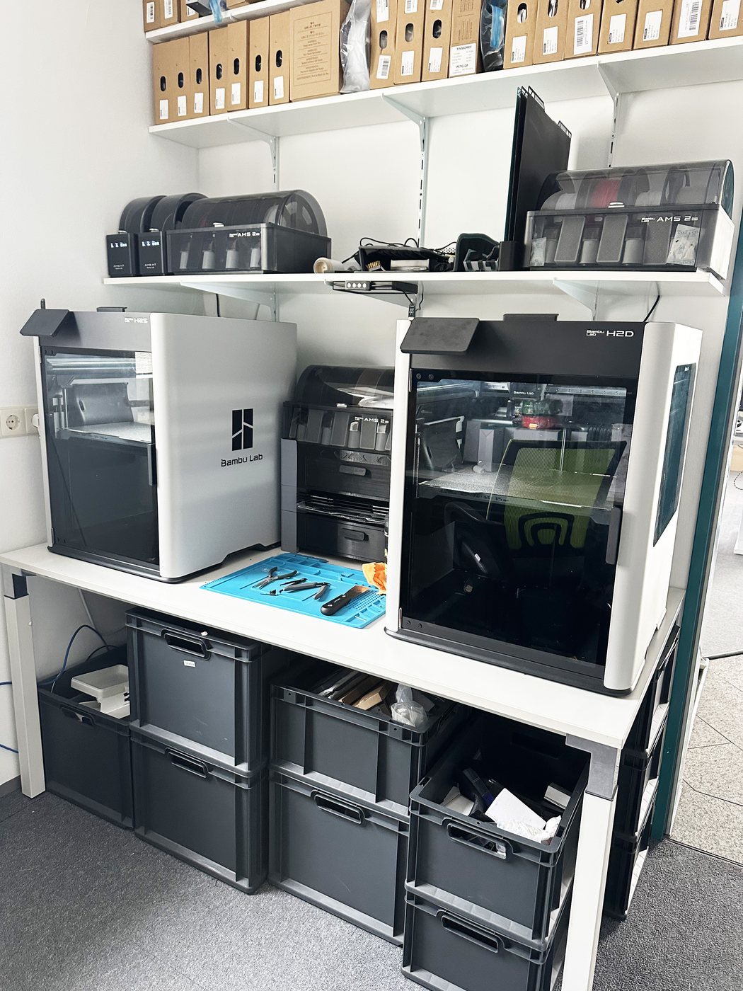 Die Flotte in Aktion: Bambu-Lab H2S und H2D im Dauerbetrieb